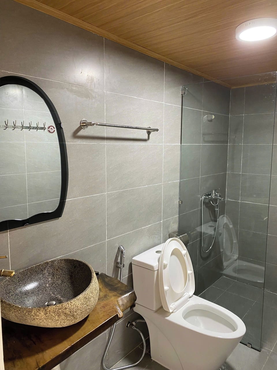 Deluxe Room, Garden View | Bathroom | Rainfall showerhead, designer toiletries, hair dryer, slippers