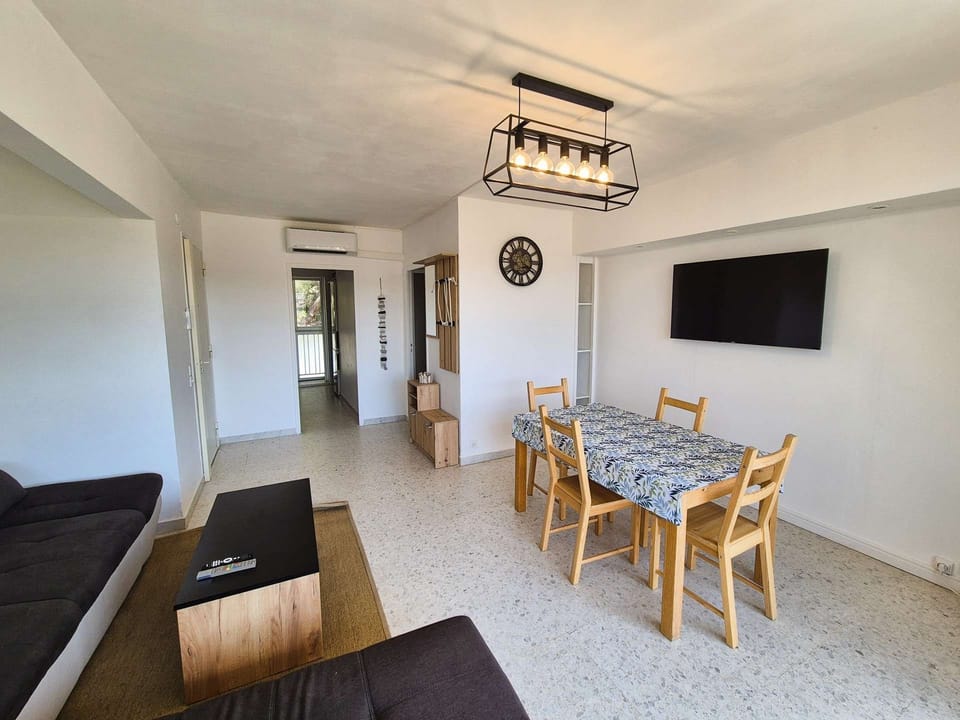 Swimming pool, Wi-Fi, private garage, terrace, walking distance to beaches and shops. Apartment in French Riviera