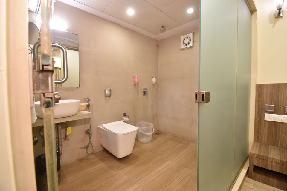 Deluxe Room | Bathroom | Shower, rainfall showerhead, free toiletries, towels
