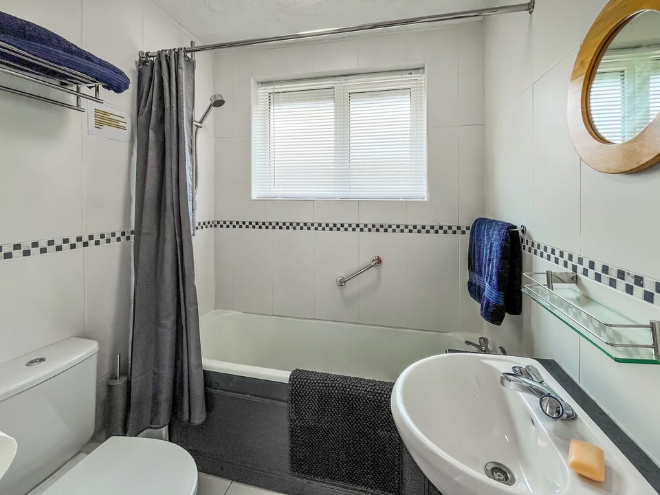 Bathroom | Blue Cherry Cottage, Penrith