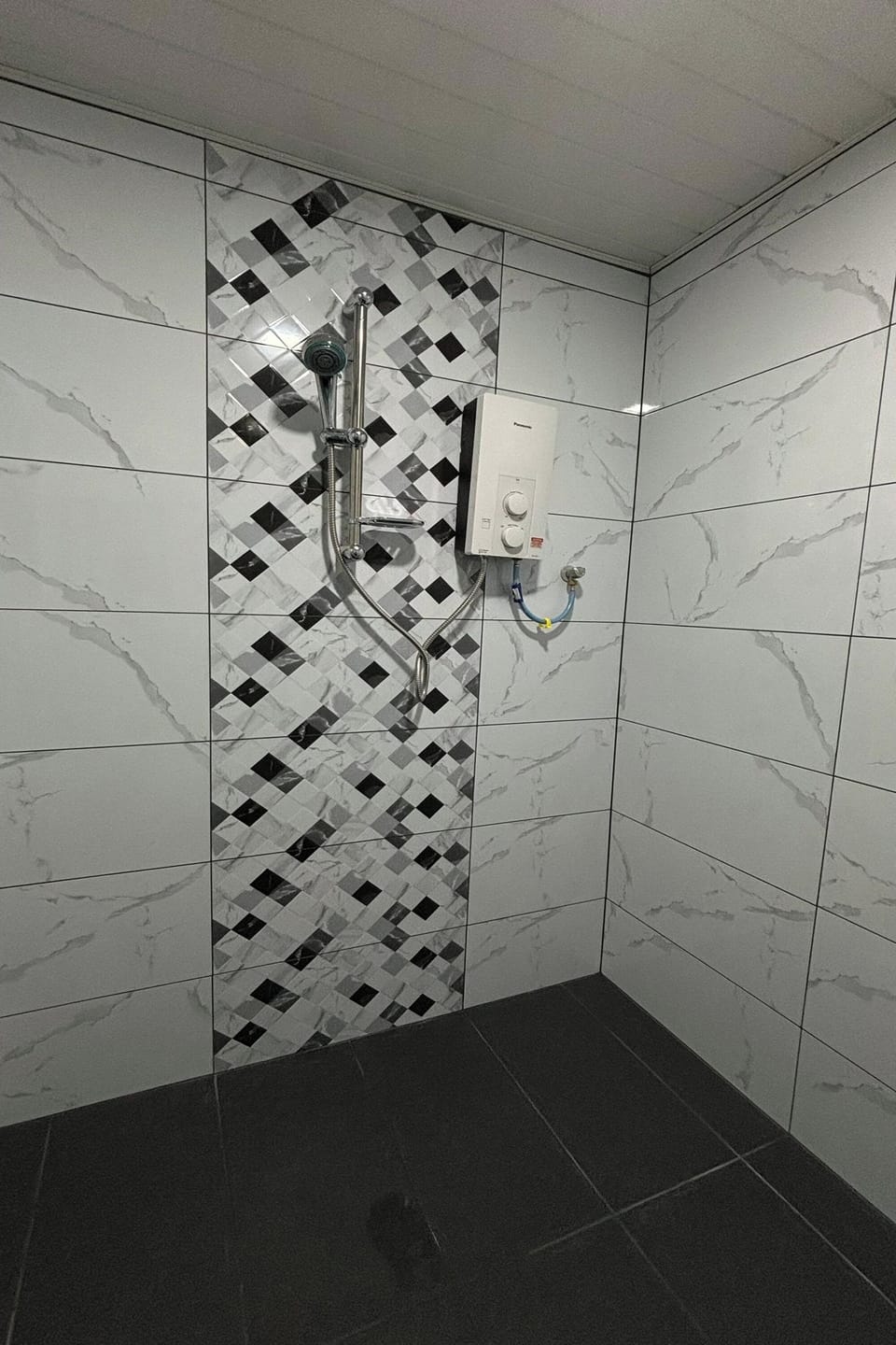 Premium Family Superior | Bathroom | Shower, free toiletries, towels, soap