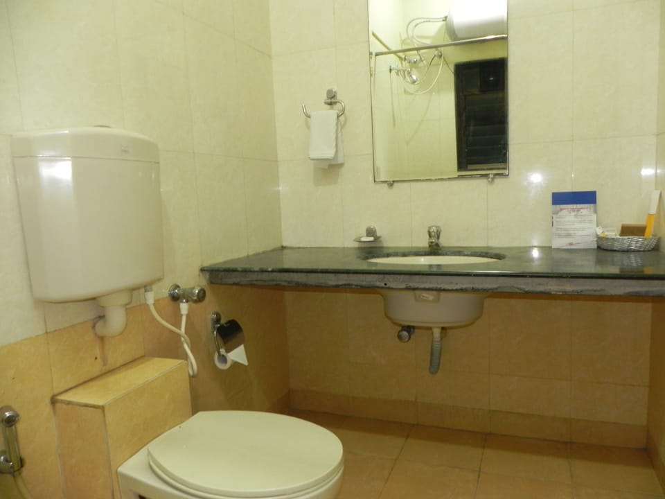 Deluxe Suite, 1 King Bed | Bathroom | Shower, free toiletries, towels