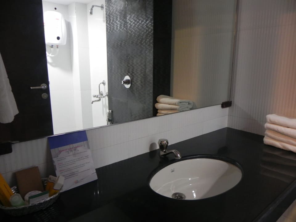 Standard Room (Non A/C) | Bathroom | Shower, free toiletries, towels