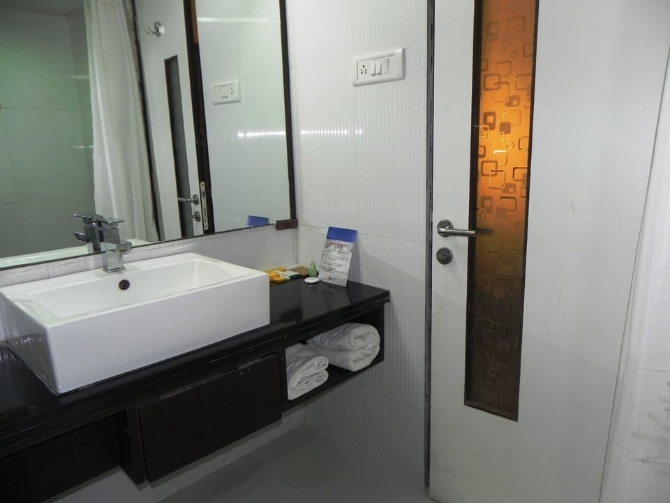 Superior Room, 1 Queen Bed | Bathroom | Shower, free toiletries, towels