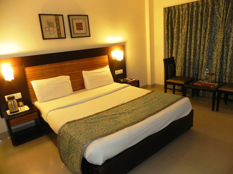 Superior Room, 1 Queen Bed | 1 bedroom, rollaway beds