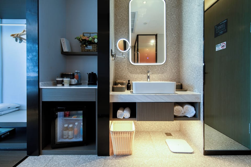 Signature Twin Room | Free minibar, desk, soundproofing, iron/ironing board