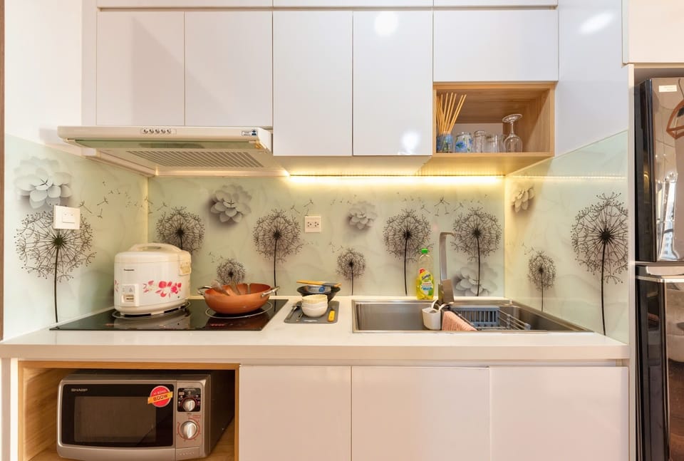 Microwave, stovetop, cookware/dishes/utensils