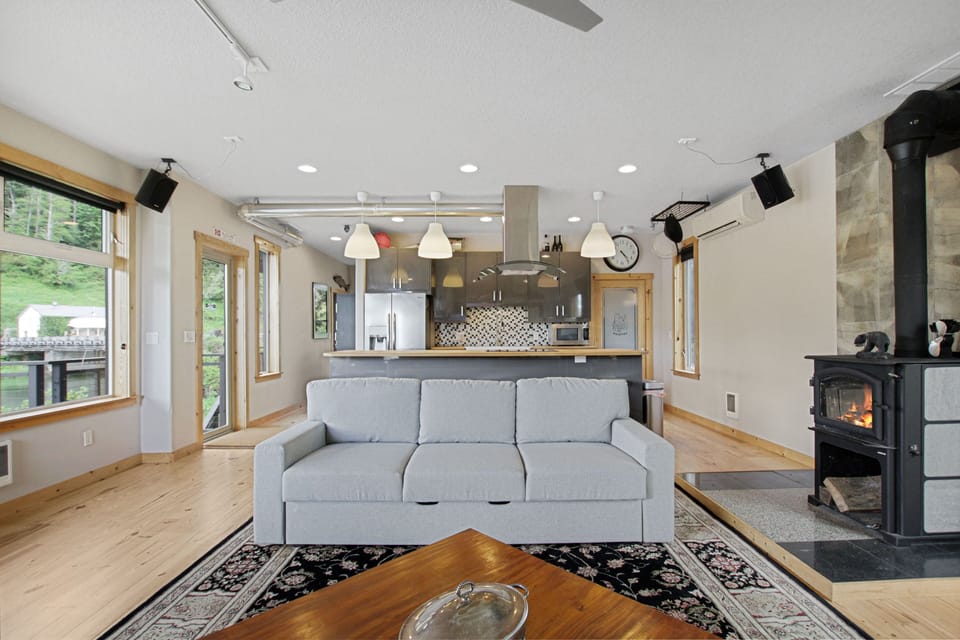 Living room couch pulls out into bed. Please let us know in advance if there will be more than 2 guests, so we can set up beds for additional guests.