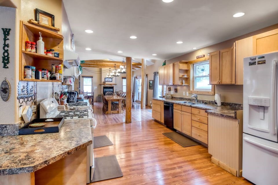 Super-sized kitchen with 2 stoves, dishwashers, and sinks