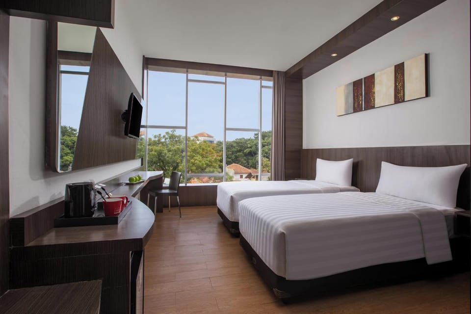 Standard City View | In-room safe, desk, laptop workspace, blackout drapes