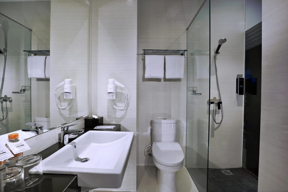 Deluxe Room | Bathroom | Shower, free toiletries, hair dryer, slippers