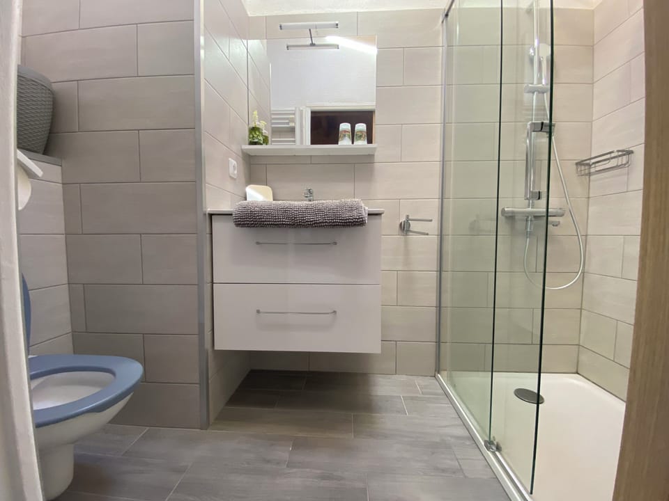 Comfort Cottage, Courtyard View | Bathroom | Shower, rainfall showerhead, hair dryer, towels