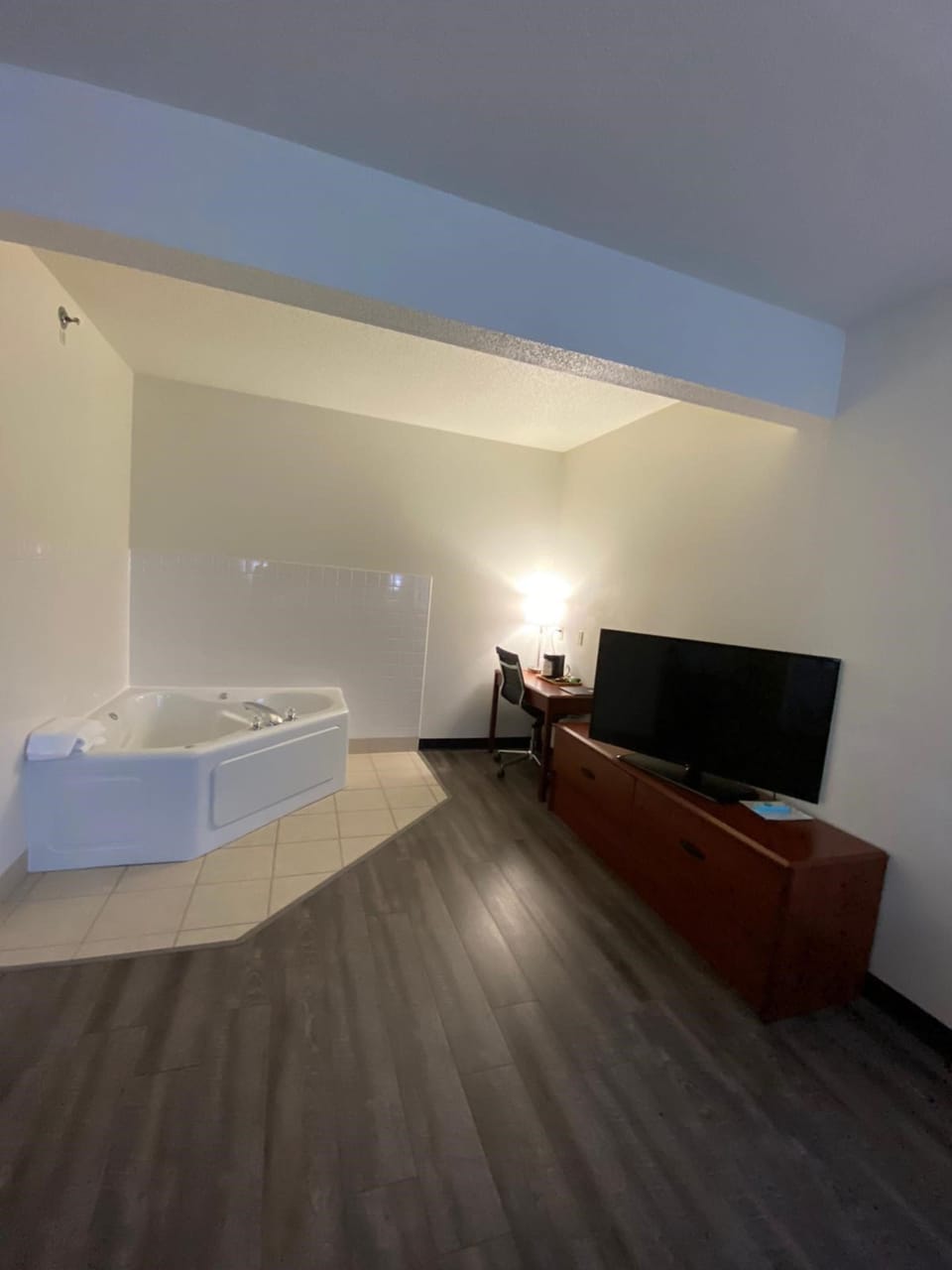 Deluxe Studio Suite, 1 King Bed, Non Smoking | Private spa tub