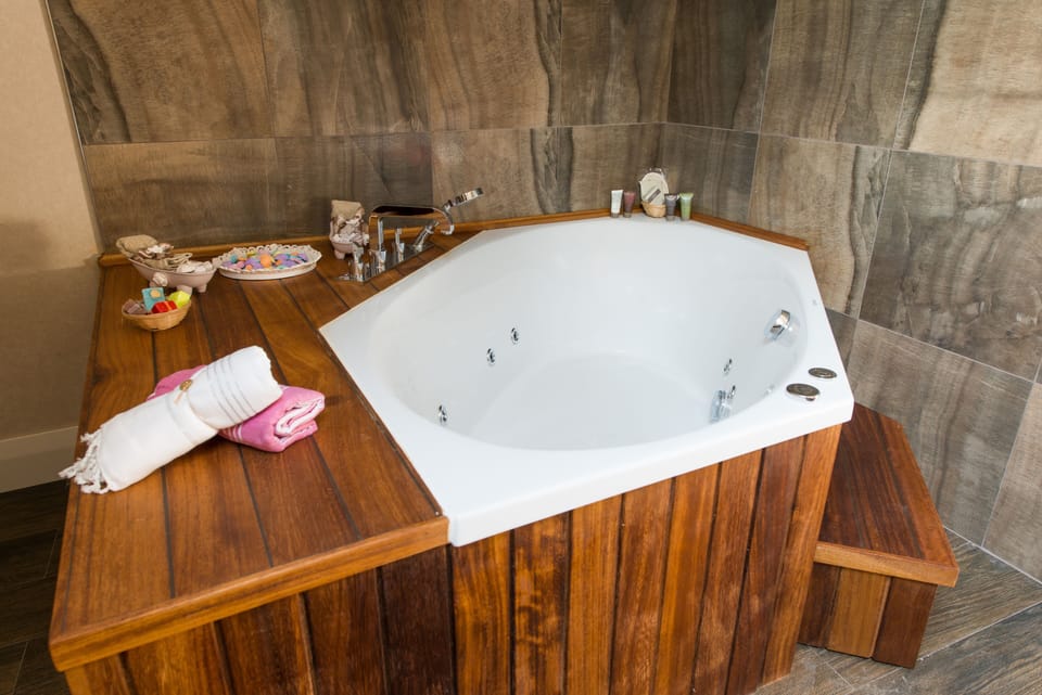 SUITE ODA | Premium bedding, minibar, in-room safe, laptop workspace