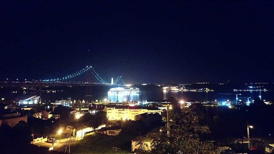 27 ❤️StayInLisbon - Iconic 25 de Abril Bridge views from the apartment