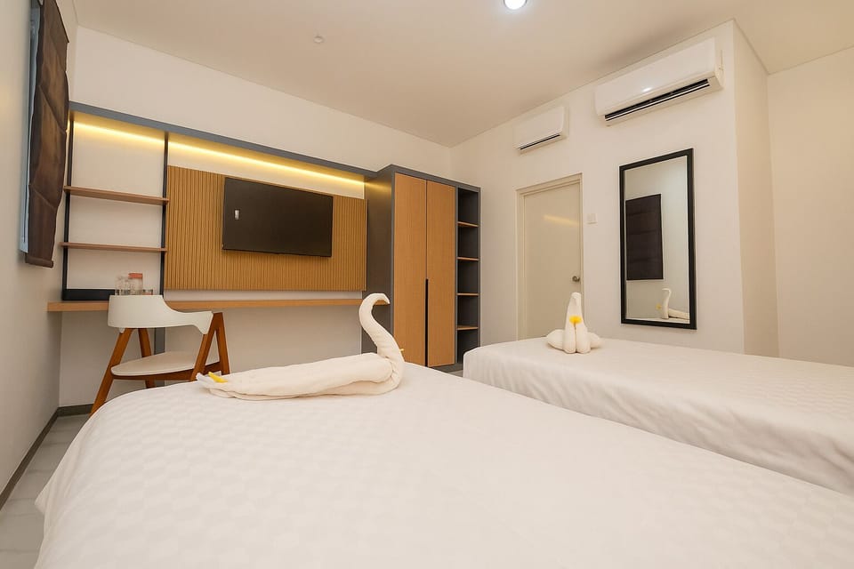 Executive Twin Room | Desk, free WiFi