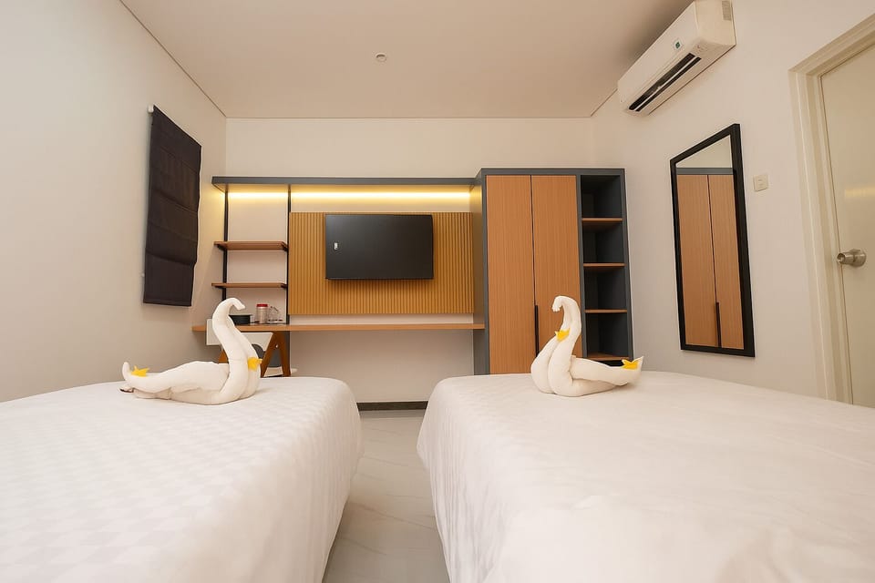 Executive Twin Room | Desk, free WiFi