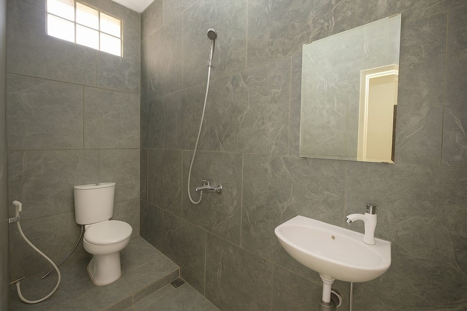 Executive Twin Room | Bathroom | Shower, towels, soap, shampoo