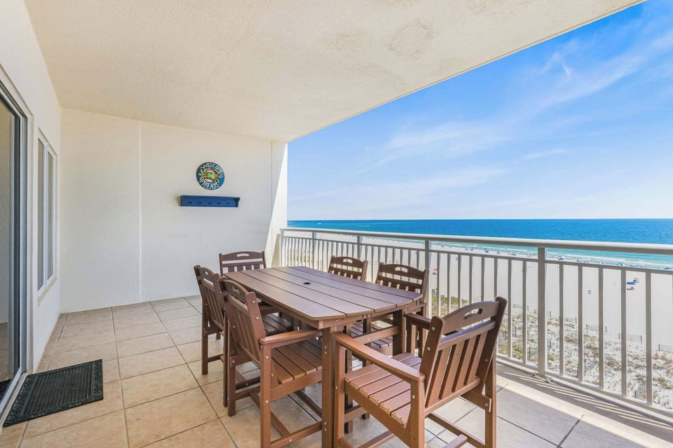 Views of the beach and Gulf of American from the 5th floor. Large private balcony.