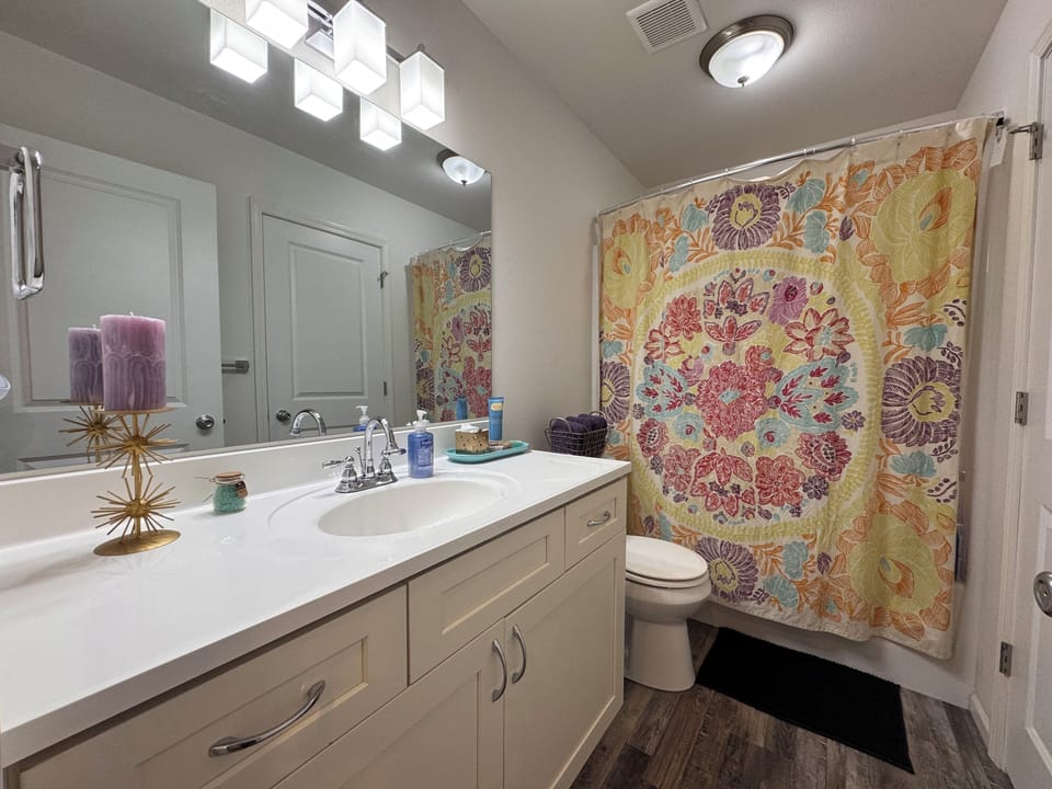 Full bathroom between first two bedrooms. Also serves as an en suite to the second bedroom.