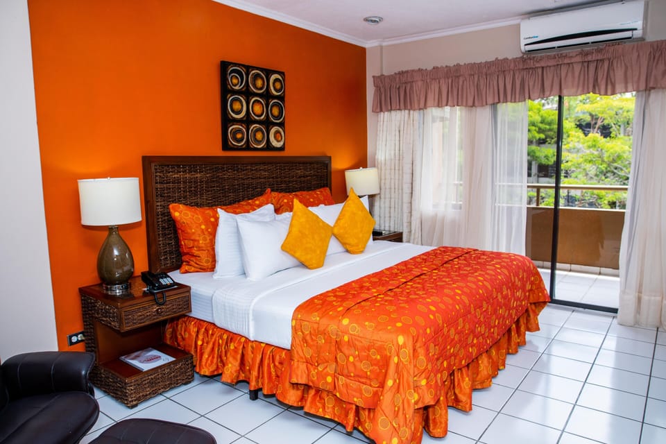Executive Suite | Premium bedding, down comforters, Select Comfort beds, minibar