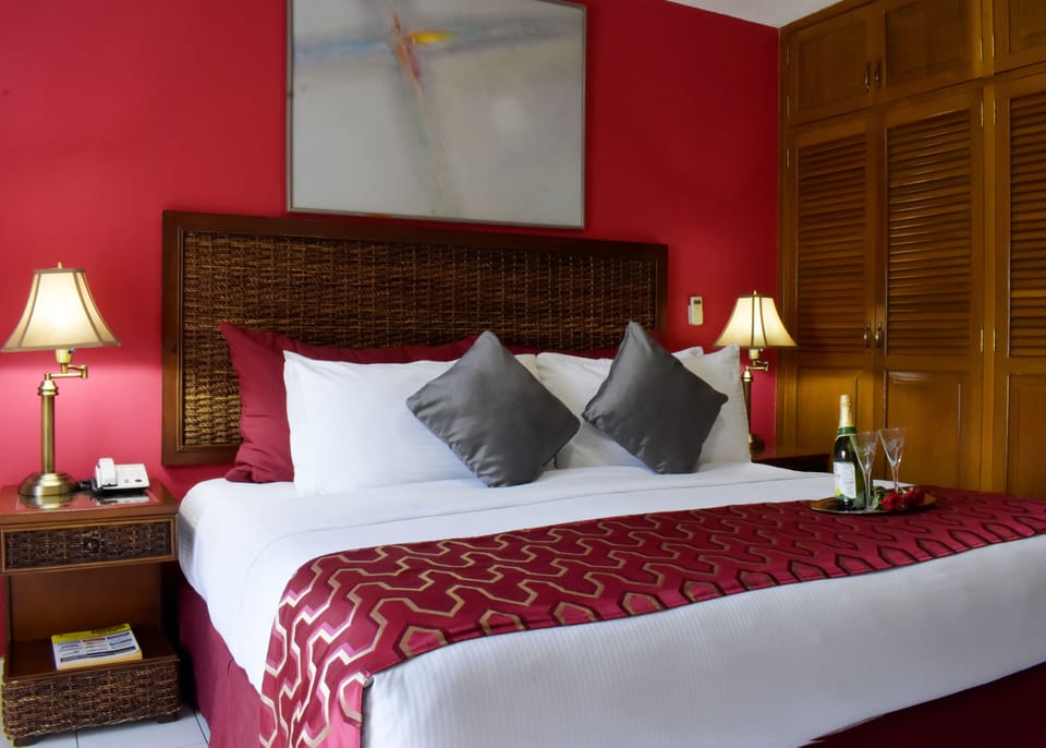 Executive Room, 1 King Bed | Premium bedding, down comforters, Select Comfort beds, minibar