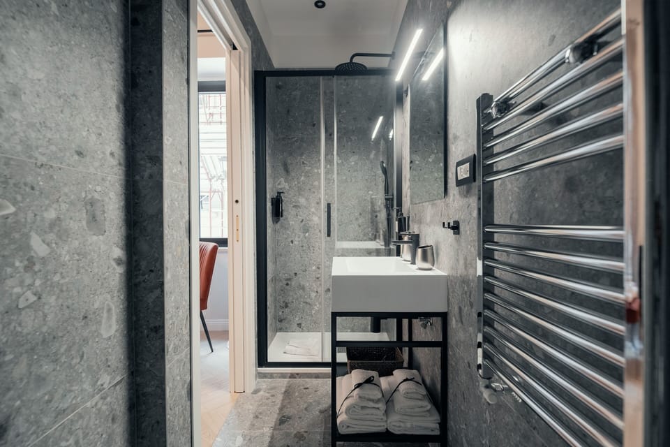 Deluxe Triple Room | Bathroom | Shower, hair dryer, bidet, towels