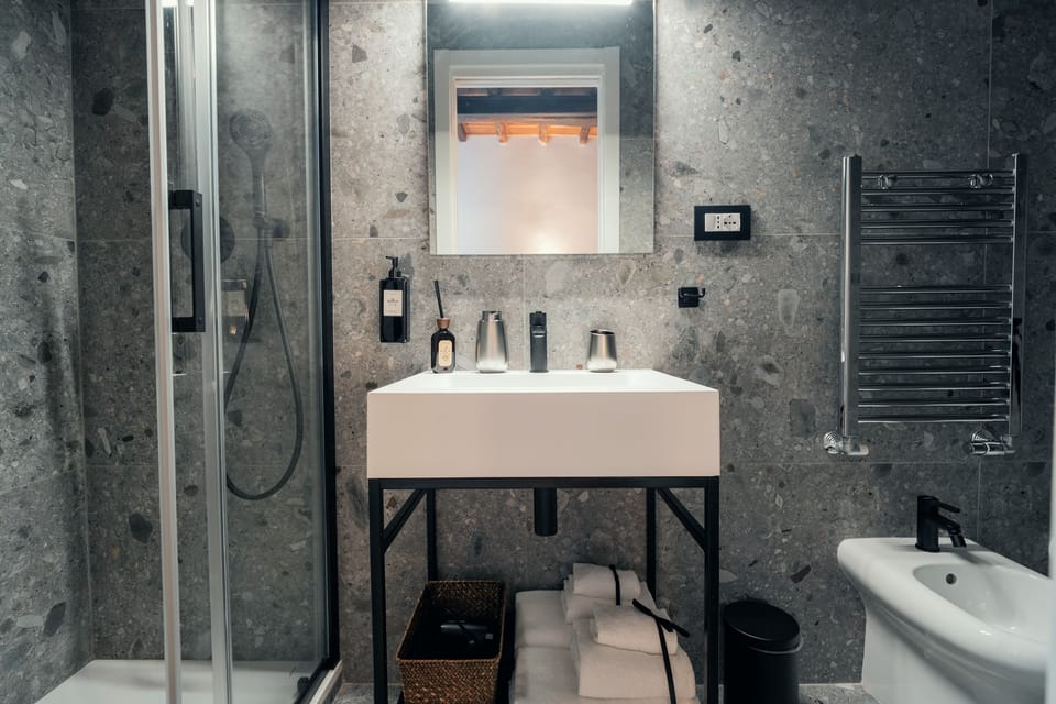 Deluxe Triple Room | Bathroom | Shower, hair dryer, bidet, towels