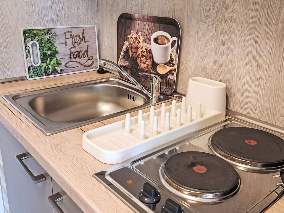 Kitchen Appliance, Kitchen, Countertop, Major Appliance, Small Appliance, Home Appliance, Tableware, Kitchen Sink, Kitchen Stove