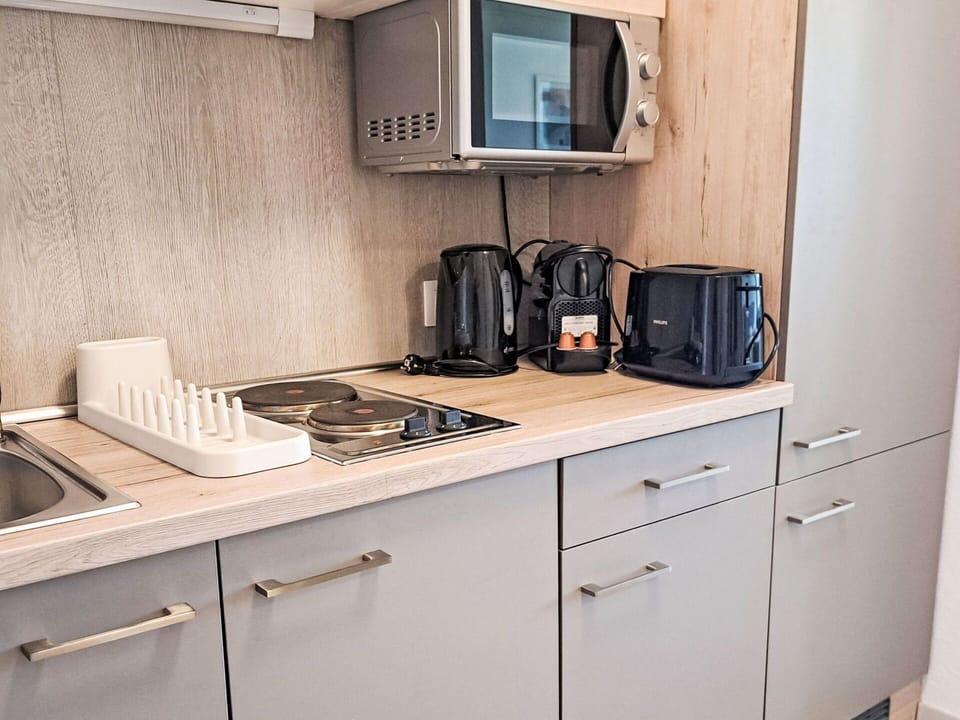 Kitchen Appliance, Kitchen, Countertop, Major Appliance, Small Appliance, Home Appliance, Cabinetry, Kitchen Sink, Sink, Plumbing Fixture