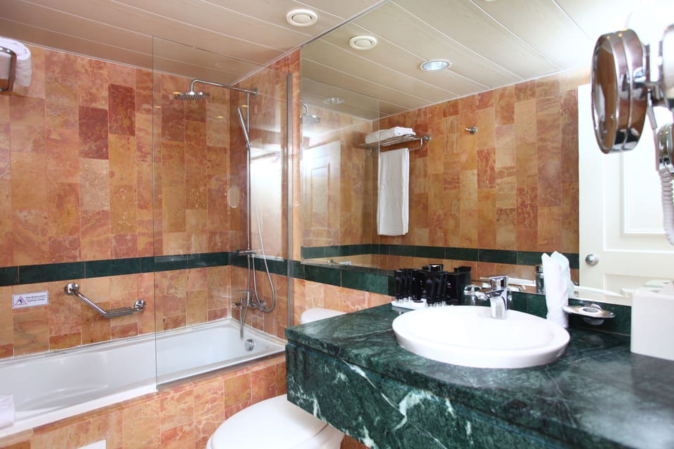 Combined shower/tub, jetted tub, free toiletries, hair dryer