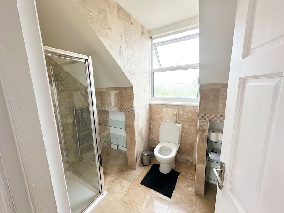 Shower, free toiletries, towels