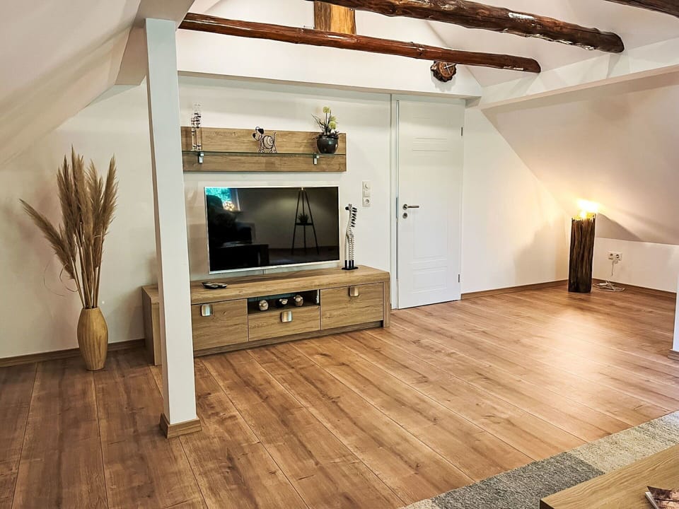 Flooring, Furniture, Interior Design, Floor, Wood Flooring, Wall, Wood, Laminate Flooring, Room, Ceiling