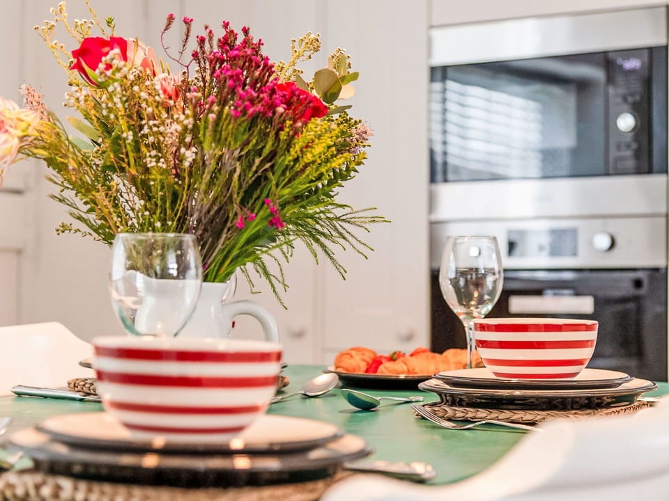 Tableware, Furniture, Flower, Table, Serveware, Cut Flowers, Dishware, Drinkware, Porcelain, Cup