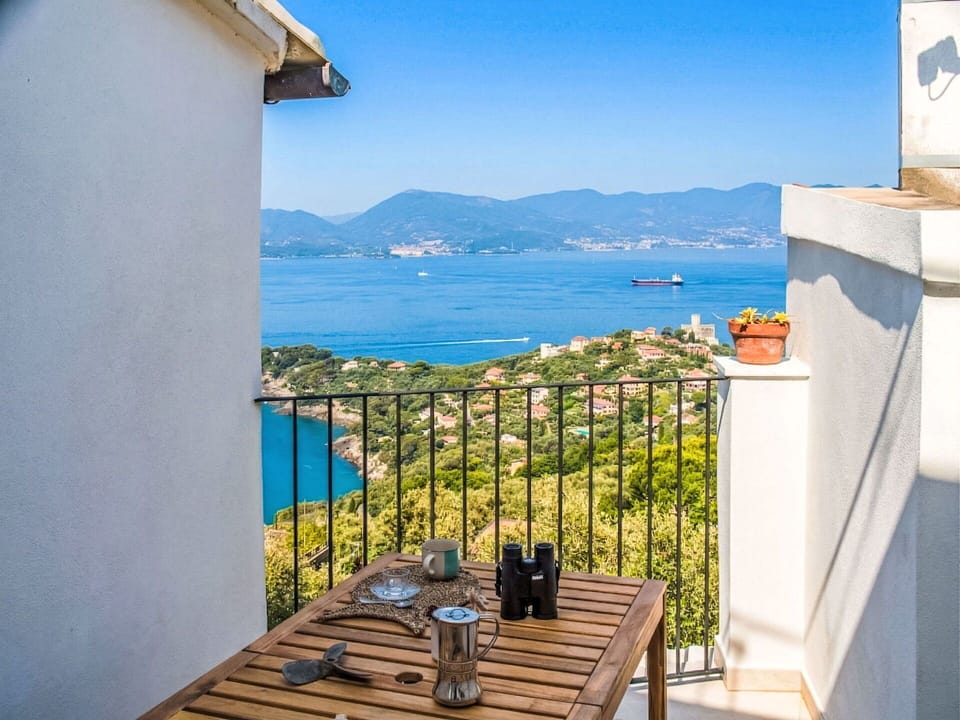 Water, Body Of Water, Coast, Sea, Coastal And Oceanic Landforms, Hill, Ocean, Balcony, Lake, Mountain Range