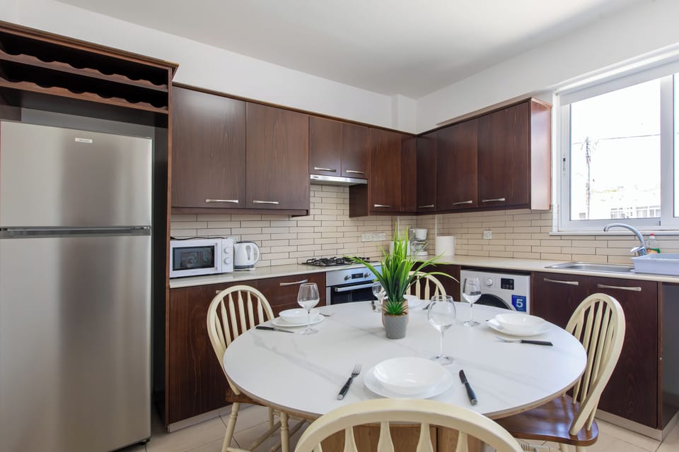 Apartment, 2 Bedrooms, City View | In-room dining