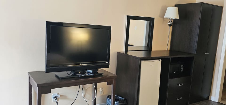 Room, 1 Queen Bed | In-room dining