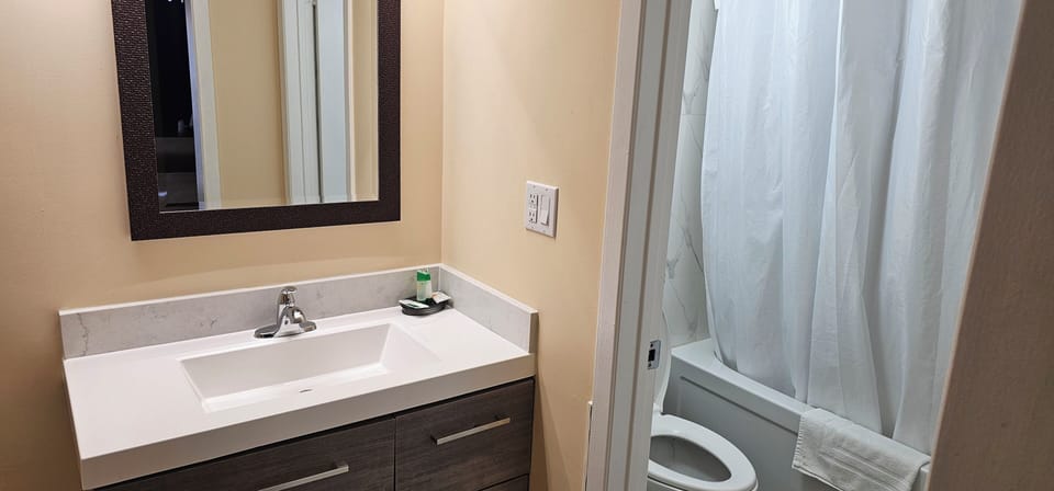 Comfort Room, 2 Double Beds, Non Smoking | Bathroom | Combined shower/tub, towels, soap, shampoo
