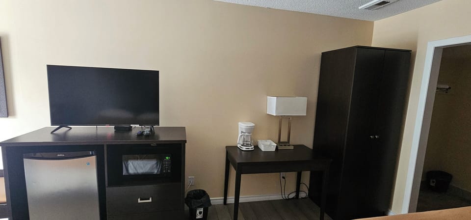 Comfort Room, 2 Double Beds, Non Smoking | In-room dining