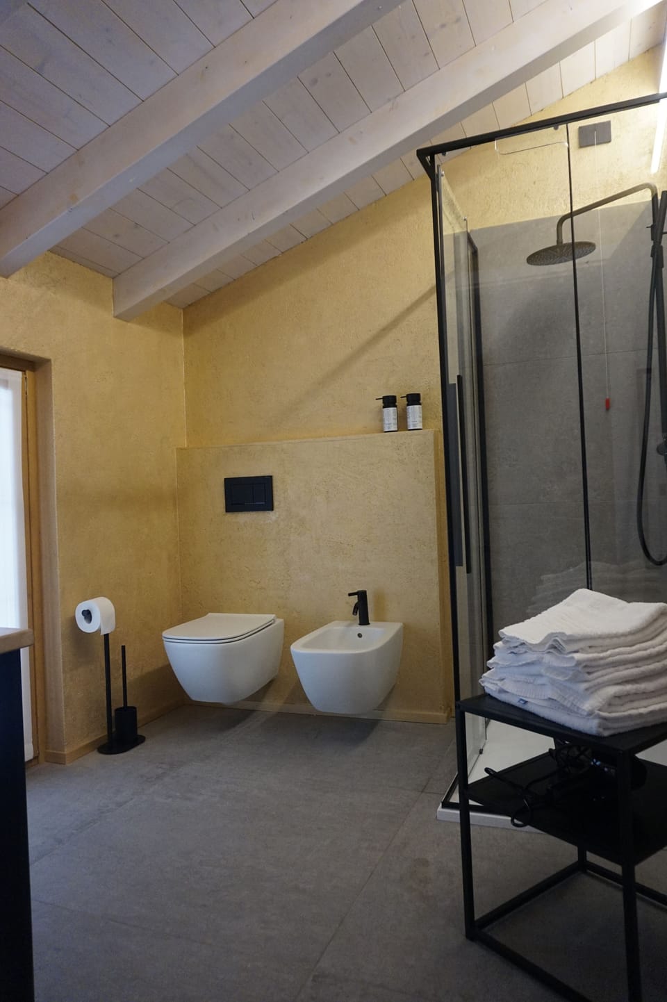 Junior Room, 1 King Bed | Bathroom | Shower, eco-friendly toiletries, hair dryer, towels