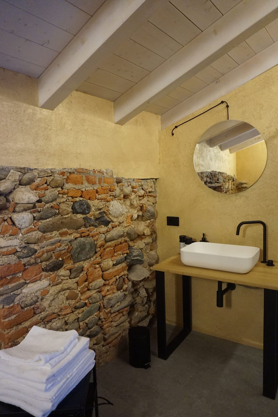 Comfort Room, 1 King Bed | Bathroom | Shower, eco-friendly toiletries, hair dryer, towels
