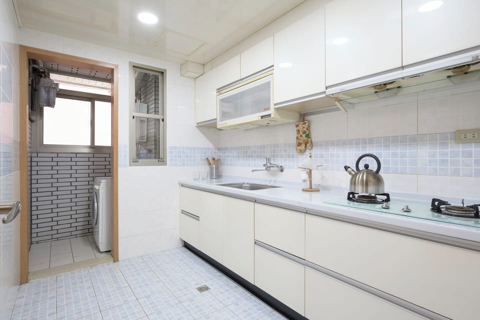 Full size XL kitchen with gas stove and dish dryer