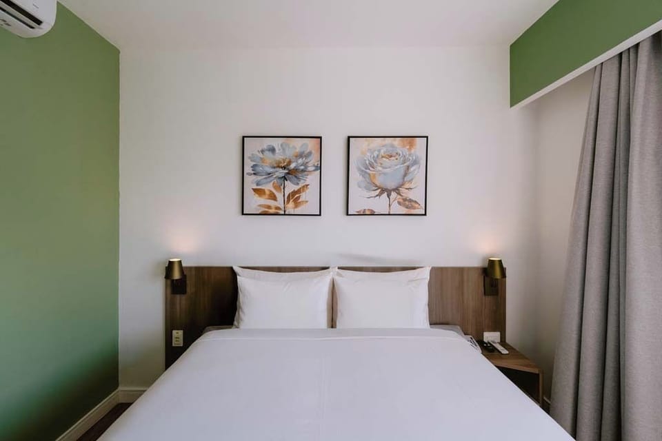 Standard Room | 1 bedroom, in-room safe, desk, blackout drapes
