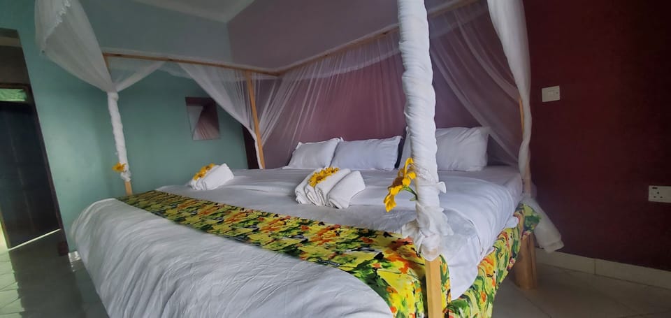 Standard Double Room, Balcony, Lake View | Bed sheets