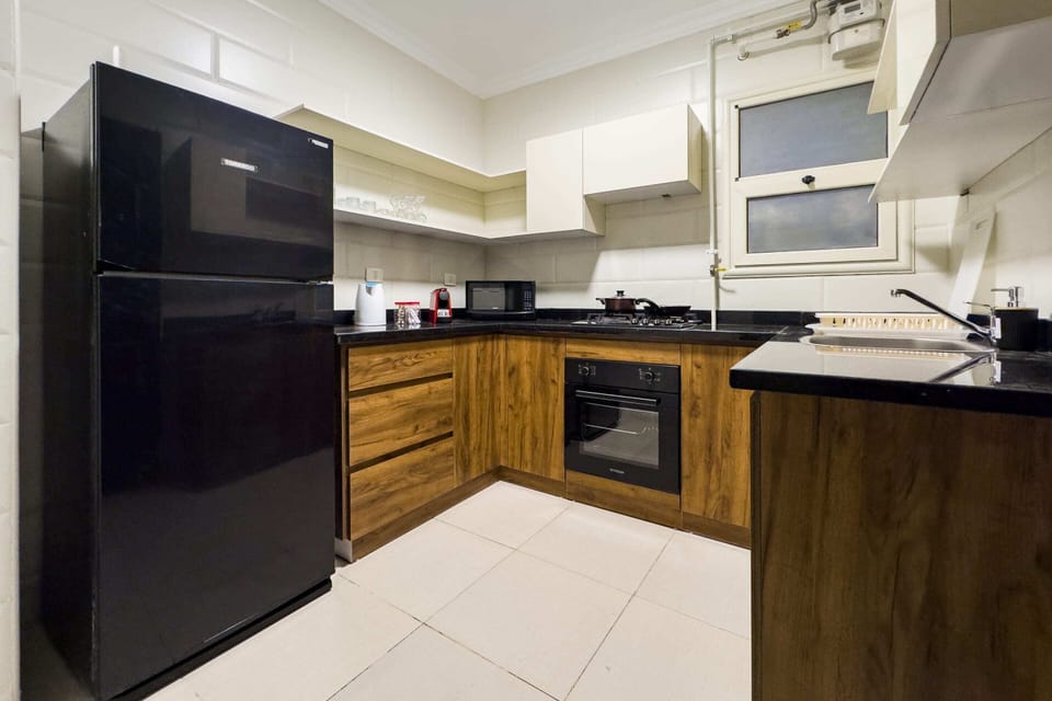 Basic Apartment | Private kitchen | Fridge, microwave, oven, stovetop