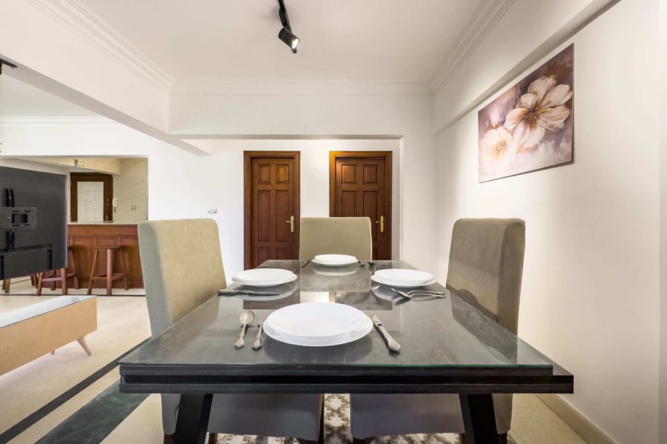 Basic Apartment | Dining
