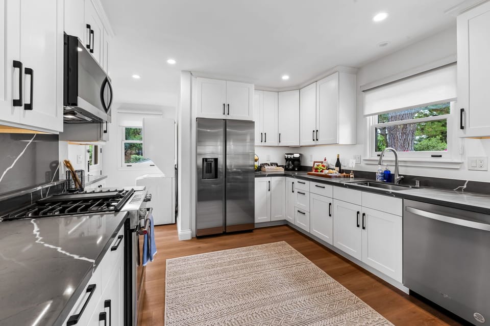 Beautiful Fully Equipped Kitchen
