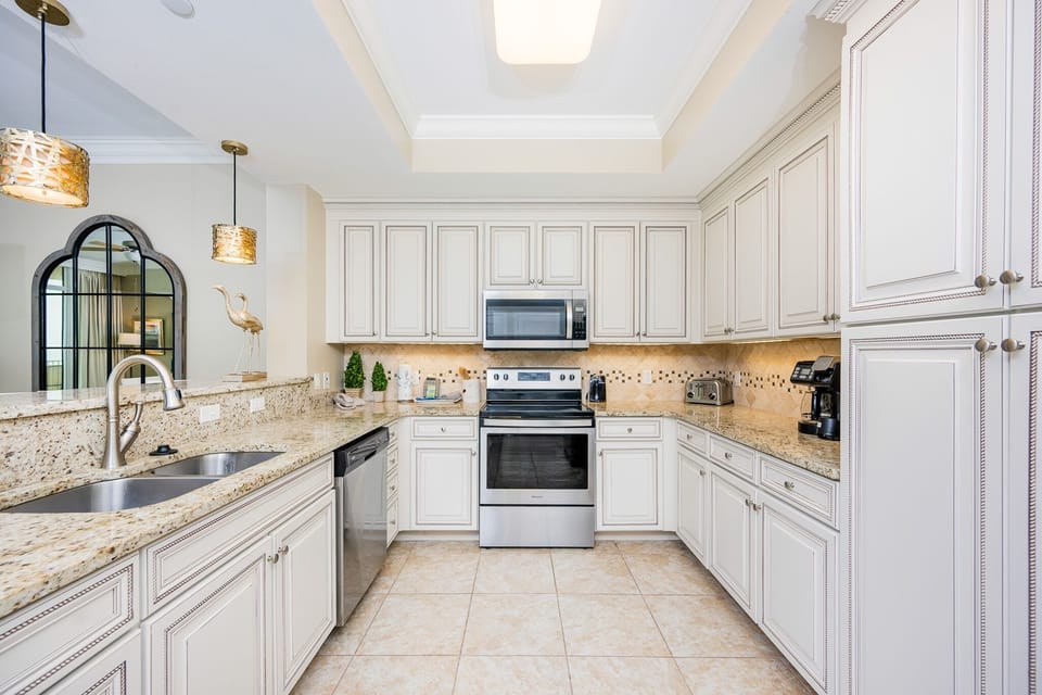Condo, 3 Bedrooms | Private kitchen | Coffee/tea maker, fridge, oven