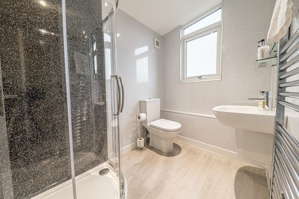 Double Room (Deluxe King 2nd Floor) | Bathroom