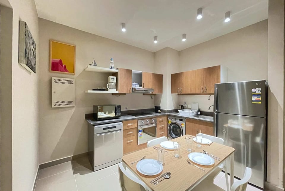 Basic Apartment | Private kitchen | Fridge, microwave, oven, stovetop